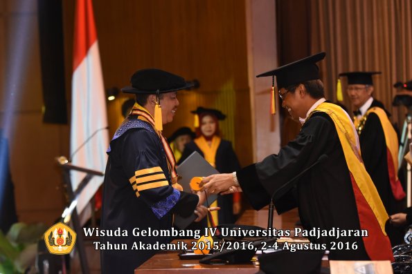 Wisuda Unpad Gel. IV TA 2015_2016 Fakultas Ekonomi  Dan Bisnis Oleh Rektor -011
