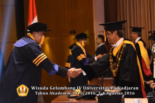 Wisuda Unpad Gel. IV TA 2015_2016 Fakultas Ekonomi  Dan Bisnis Oleh Rektor -014