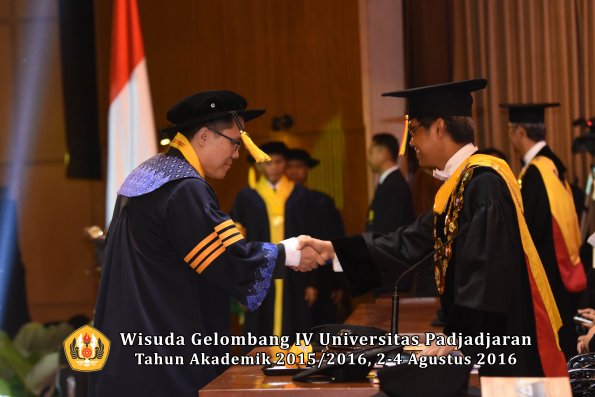 Wisuda Unpad Gel. IV TA 2015_2016 Fakultas Ekonomi  Dan Bisnis Oleh Rektor -021