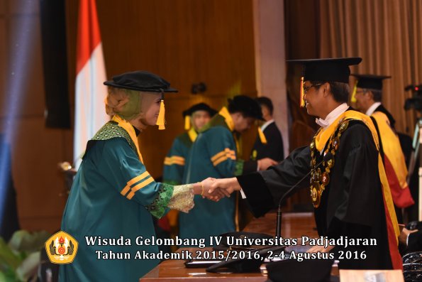 Wisuda Unpad Gel. IV TA 2015_2016 Fakultas Ekonomi  Dan Bisnis Oleh Rektor -040