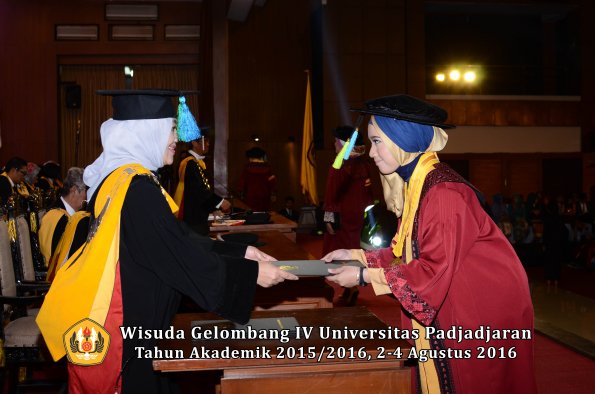 Wisuda Unpad Gel IV TA 2015_2016 Fakultas Farmasi oleh  Dekan -046