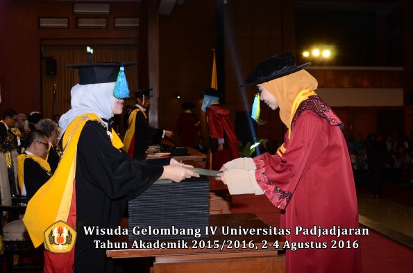 Wisuda Unpad Gel IV TA 2015_2016 Fakultas Farmasi oleh  Dekan -104