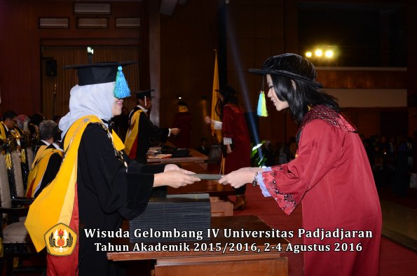Wisuda Unpad Gel IV TA 2015_2016 Fakultas Farmasi oleh  Dekan -119