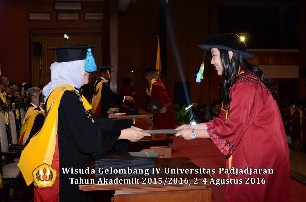 Wisuda Unpad Gel IV TA 2015_2016 Fakultas Farmasi oleh  Dekan -131