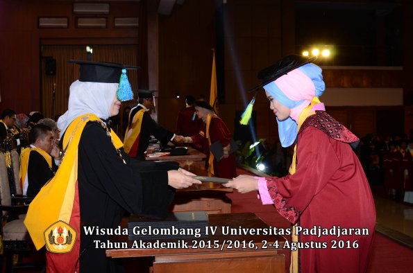 Wisuda Unpad Gel IV TA 2015_2016 Fakultas Farmasi oleh  Dekan -137