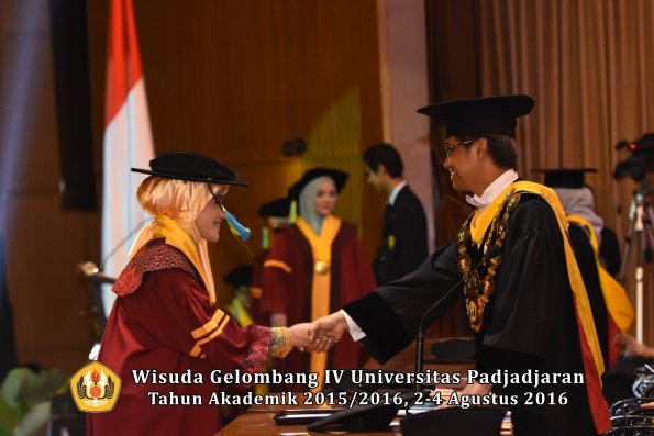 Wisuda Unpad Gel IV TA 2015_2016 Fakultas Farmasi Oleh Rektor-003
