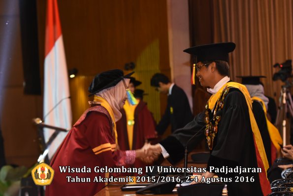 Wisuda Unpad Gel IV TA 2015_2016 Fakultas Farmasi Oleh Rektor-008