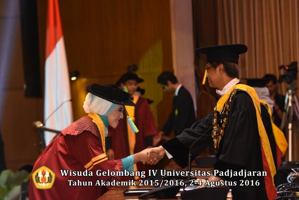Wisuda Unpad Gel IV TA 2015_2016 Fakultas Farmasi Oleh Rektor-018