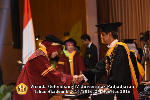 Wisuda Unpad Gel IV TA 2015_2016 Fakultas Farmasi Oleh Rektor-026