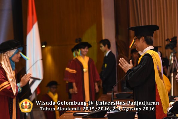 Wisuda Unpad Gel IV TA 2015_2016 Fakultas Farmasi Oleh Rektor-060