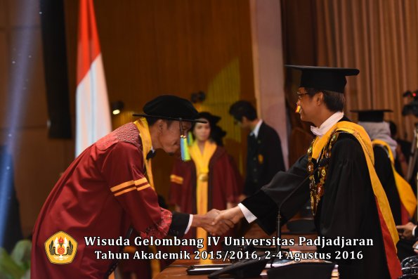 Wisuda Unpad Gel IV TA 2015_2016 Fakultas Farmasi Oleh Rektor-073