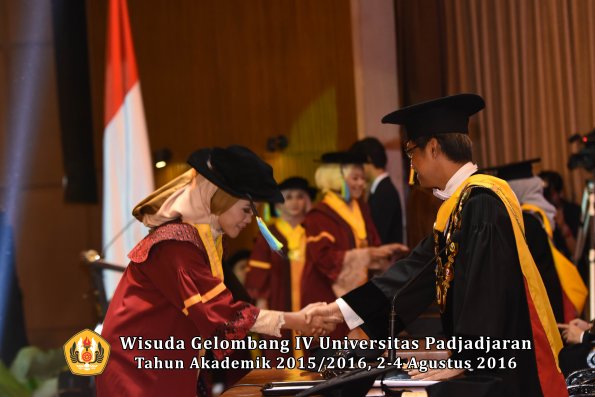 Wisuda Unpad Gel IV TA 2015_2016 Fakultas Farmasi Oleh Rektor-194