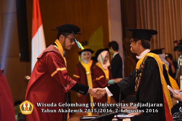 Wisuda Unpad Gel IV TA 2015_2016 Fakultas Farmasi Oleh Rektor-213