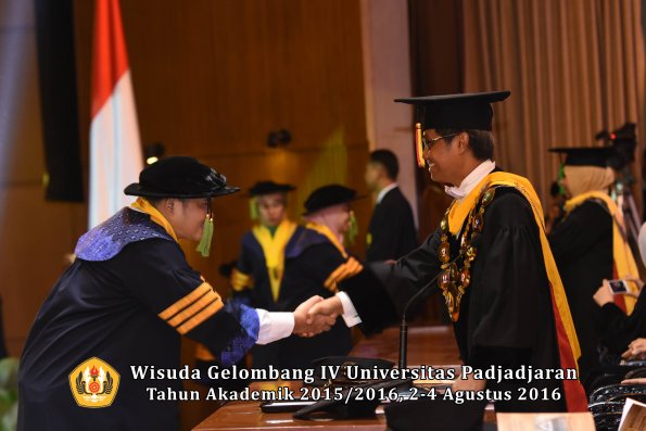 Wisuda Unpad Gel. IV TA 2015_2016 Fakultas Kedokteran Oleh Rektor -002