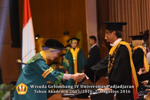 Wisuda Unpad Gel. IV TA 2015_2016 Fakultas Kedokteran Oleh Rektor -012