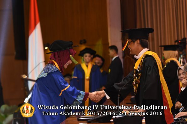 Wisuda Unpad Gel. IV TA 2015_2016 Fakultas Kedokteran Oleh Rektor -126
