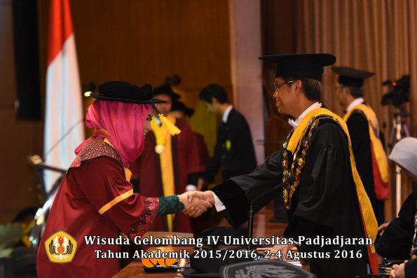 Wisuda Unpad Gel. IV TA 2015_2016 Fakultas Ekonomi  Dan Bisnis Oleh Rektor -002