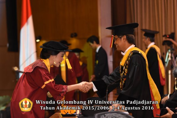 Wisuda Unpad Gel. IV TA 2015_2016 Fakultas Ekonomi  Dan Bisnis Oleh Rektor -008