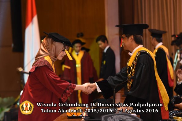 Wisuda Unpad Gel. IV TA 2015_2016 Fakultas Ekonomi  Dan Bisnis Oleh Rektor -010