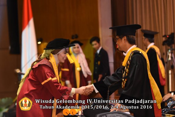 Wisuda Unpad Gel. IV TA 2015_2016 Fakultas Ekonomi  Dan Bisnis Oleh Rektor -012