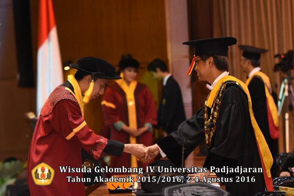 Wisuda Unpad Gel. IV TA 2015_2016 Fakultas Ekonomi  Dan Bisnis Oleh Rektor -020