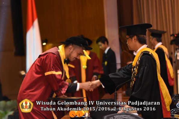 Wisuda Unpad Gel. IV TA 2015_2016 Fakultas Ekonomi  Dan Bisnis Oleh Rektor -060