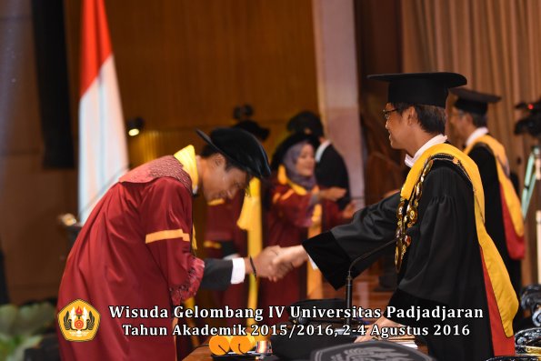 Wisuda Unpad Gel. IV TA 2015_2016 Fakultas Ekonomi  Dan Bisnis Oleh Rektor -061