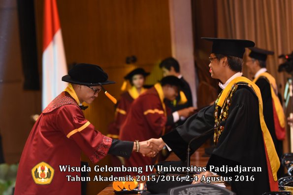 Wisuda Unpad Gel. IV TA 2015_2016 Fakultas Ekonomi  Dan Bisnis Oleh Rektor -101