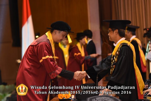 Wisuda Unpad Gel. IV TA 2015_2016 Fakultas Ekonomi  Dan Bisnis Oleh Rektor -127
