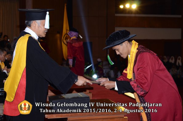 Wisuda Unpad Gel IV TA 2015_2016 Fakultas Pertanian Oleh Dekan -073