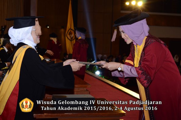 Wisuda Unpad Gel IV TA 2015_2016 Fakultas Peternakan Oleh Dekan  -045