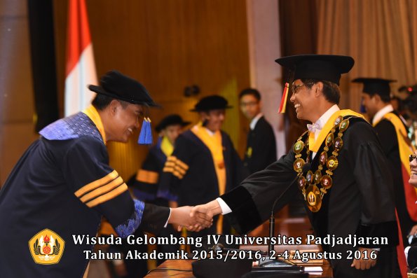 Wisuda Unpad Gel IV TA 2015_2016 Fakultas I S I P Oleh Rektor -004