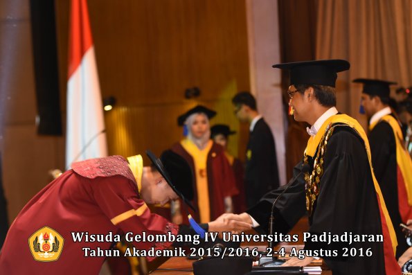 Wisuda Unpad Gel IV TA 2015_2016 Fakultas I S I P Oleh Rektor -012