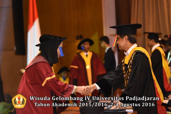 Wisuda Unpad Gel IV TA 2015_2016 Fakultas I S I P Oleh Rektor -021