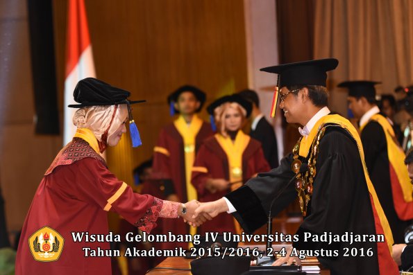 Wisuda Unpad Gel IV TA 2015_2016 Fakultas I S I P Oleh Rektor -029