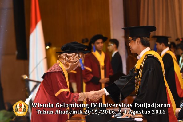 Wisuda Unpad Gel IV TA 2015_2016 Fakultas I S I P Oleh Rektor -030