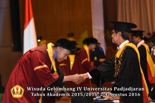 Wisuda Unpad Gel IV TA 2015_2016 Fakultas I S I P Oleh Rektor -082