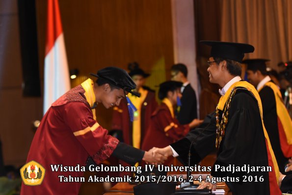 Wisuda Unpad Gel IV TA 2015_2016 Fakultas I S I P Oleh Rektor -088