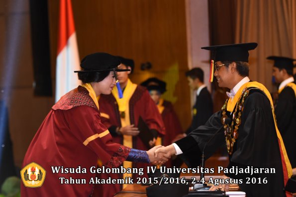 Wisuda Unpad Gel IV TA 2015_2016 Fakultas I S I P Oleh Rektor -103