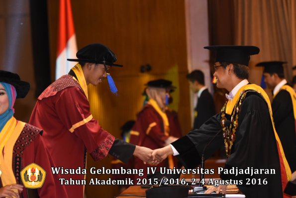 Wisuda Unpad Gel IV TA 2015_2016 Fakultas I S I P Oleh Rektor -106