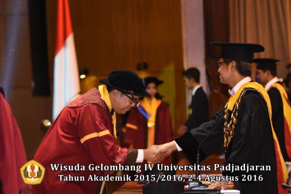 Wisuda Unpad Gel IV TA 2015_2016 Fakultas I S I P Oleh Rektor -127
