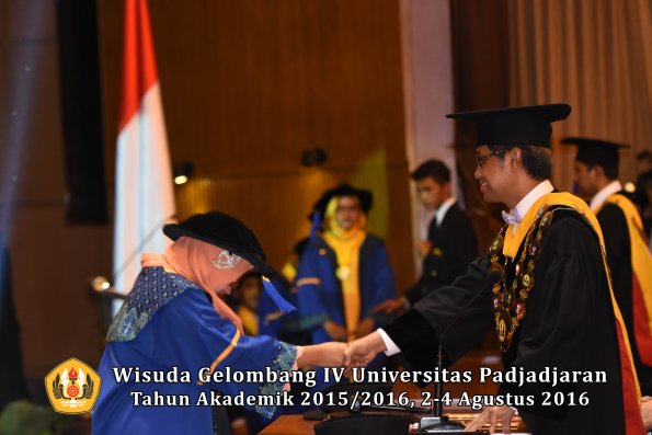 Wisuda Unpad Gel IV TA 2015_2016 Fakultas I S I P Oleh Rektor -245