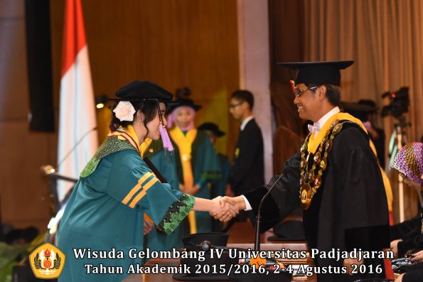 Wisuda Unpad Gel IV TA 2015_2016 Fakultas Kedokteran Gigi Oleh Rektor -003