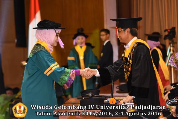 Wisuda Unpad Gel IV TA 2015_2016 Fakultas Kedokteran Gigi Oleh Rektor -004