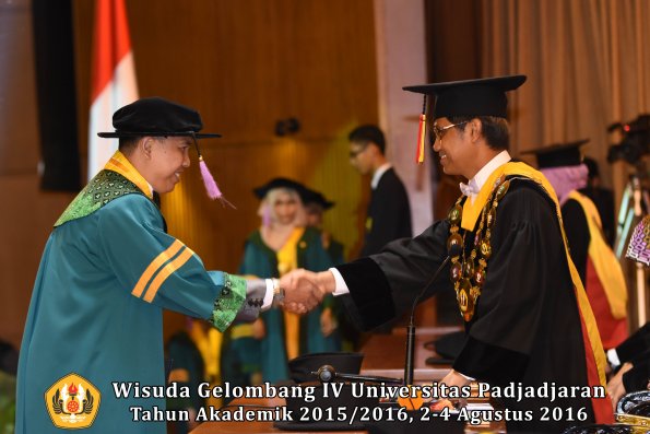 Wisuda Unpad Gel IV TA 2015_2016 Fakultas Kedokteran Gigi Oleh Rektor -006