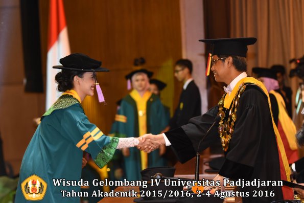 Wisuda Unpad Gel IV TA 2015_2016 Fakultas Kedokteran Gigi Oleh Rektor -010