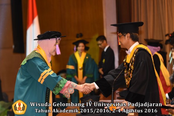 Wisuda Unpad Gel IV TA 2015_2016 Fakultas Kedokteran Gigi Oleh Rektor -011