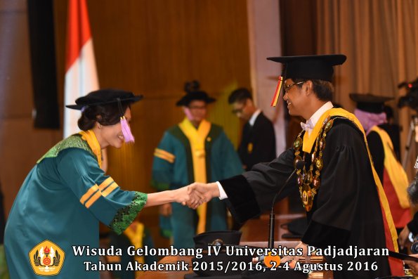 Wisuda Unpad Gel IV TA 2015_2016 Fakultas Kedokteran Gigi Oleh Rektor -012