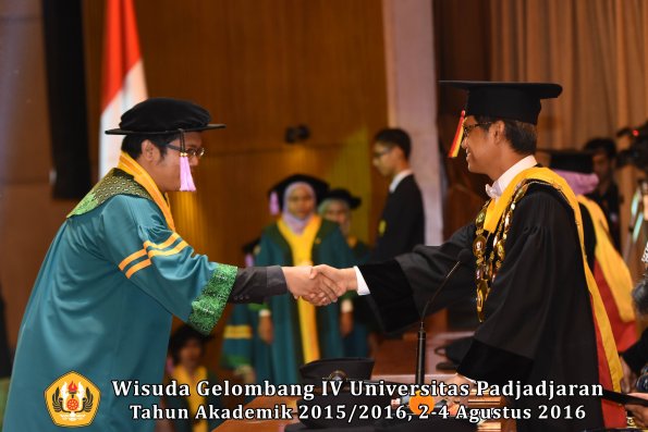 Wisuda Unpad Gel IV TA 2015_2016 Fakultas Kedokteran Gigi Oleh Rektor -013