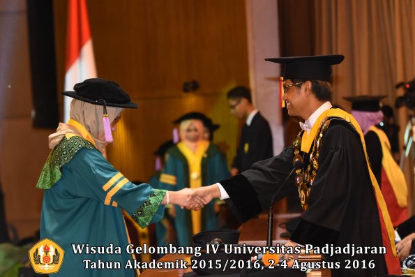 Wisuda Unpad Gel IV TA 2015_2016 Fakultas Kedokteran Gigi Oleh Rektor -015